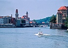 Panorama der Stadt Passau, re. die Mündung der Ilz mit den Festen Ober- und Niederhaus : Motorboot, Kirche, Burg, Brücke